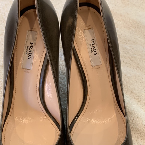 New Prada Gray Leather Closed Toe Heels Made in Italy in Size 35.5/ 5.5 - Picture 3 of 13
